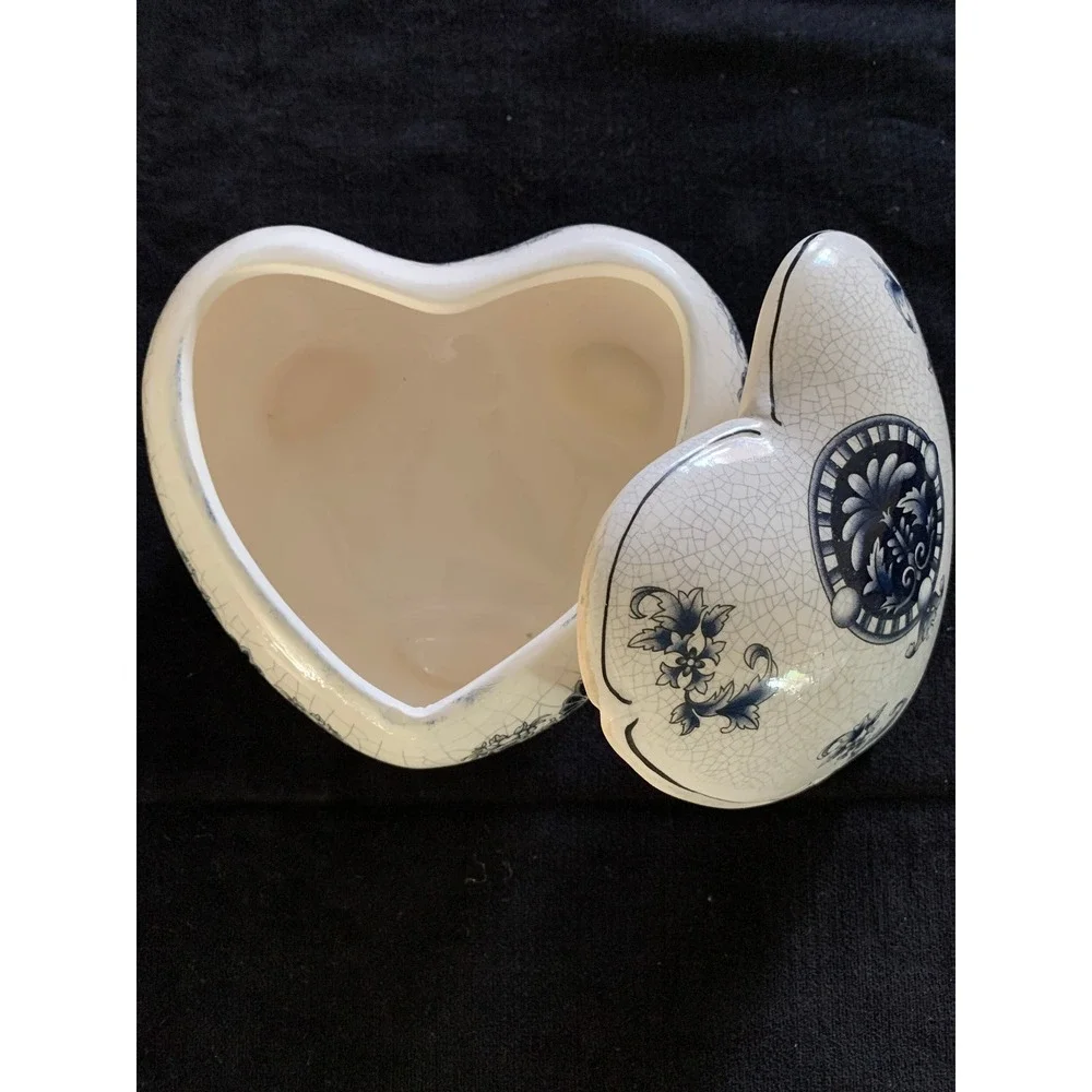 Heart shaped ceramic‎ jewelry box VTG
